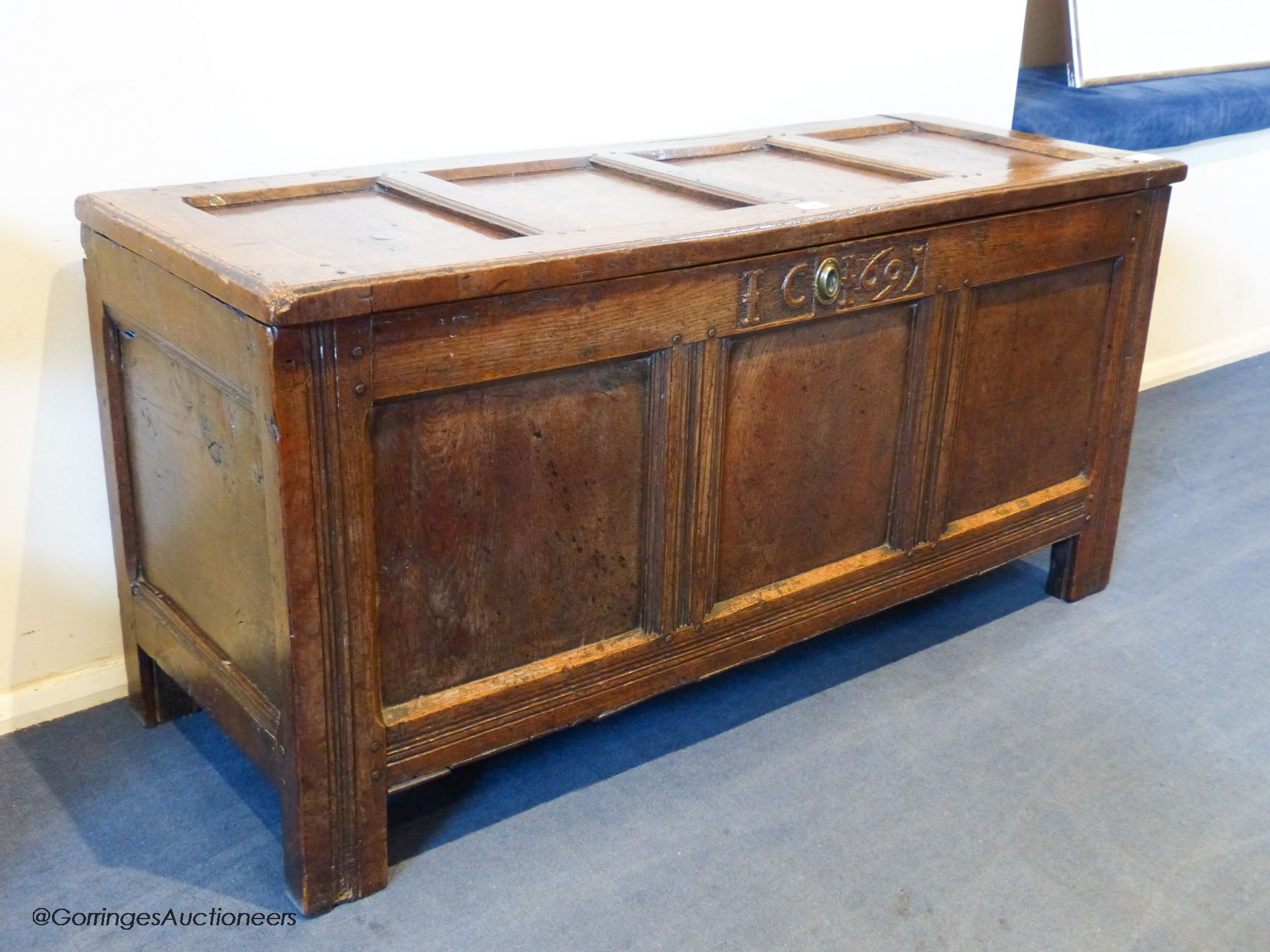 A William III oak coffer, dated 1695, 124 cm wide, 60 cm high, 46.5 cm deep